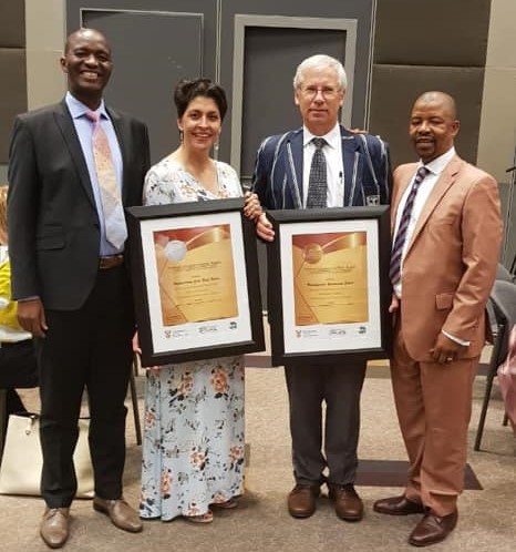 Direkteur-generaal van of Basiese Onderwys, Mr Hubert Mweli, die waarnemende hoof van Potchefstroom Girls High, Me. Gwendoline Duganzich, die hoof van Potchefstroom Gimnasium, Mnr. Roelof Oosthuizen en die Noordwes Departement van Onderwys se distrikdirekteur, Mnr. Benny Monale. Foto: Facebook/Potchefstroom High School for Girls.