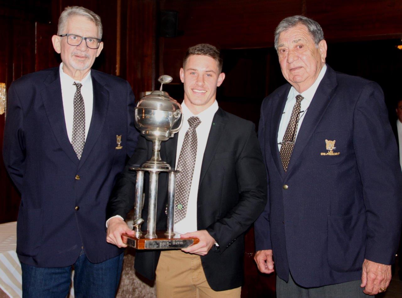 André May (left) presenting the trophy of the 2018 Leopards Player of the Year to Schalk Hugo. On the right is honoury president of the Leopards, Jan Fourie.