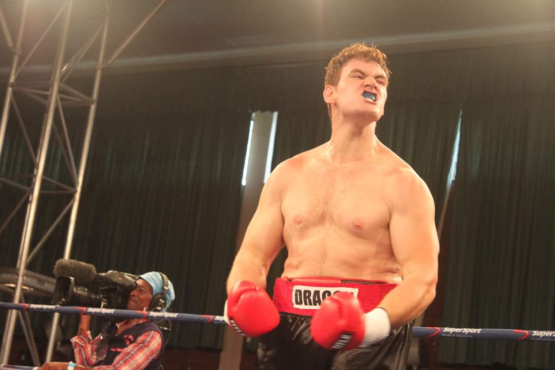 Wilhelm Nebe vier sy oorwinning. Foto: Christo Smith/Christo Smith Boxing Photography
