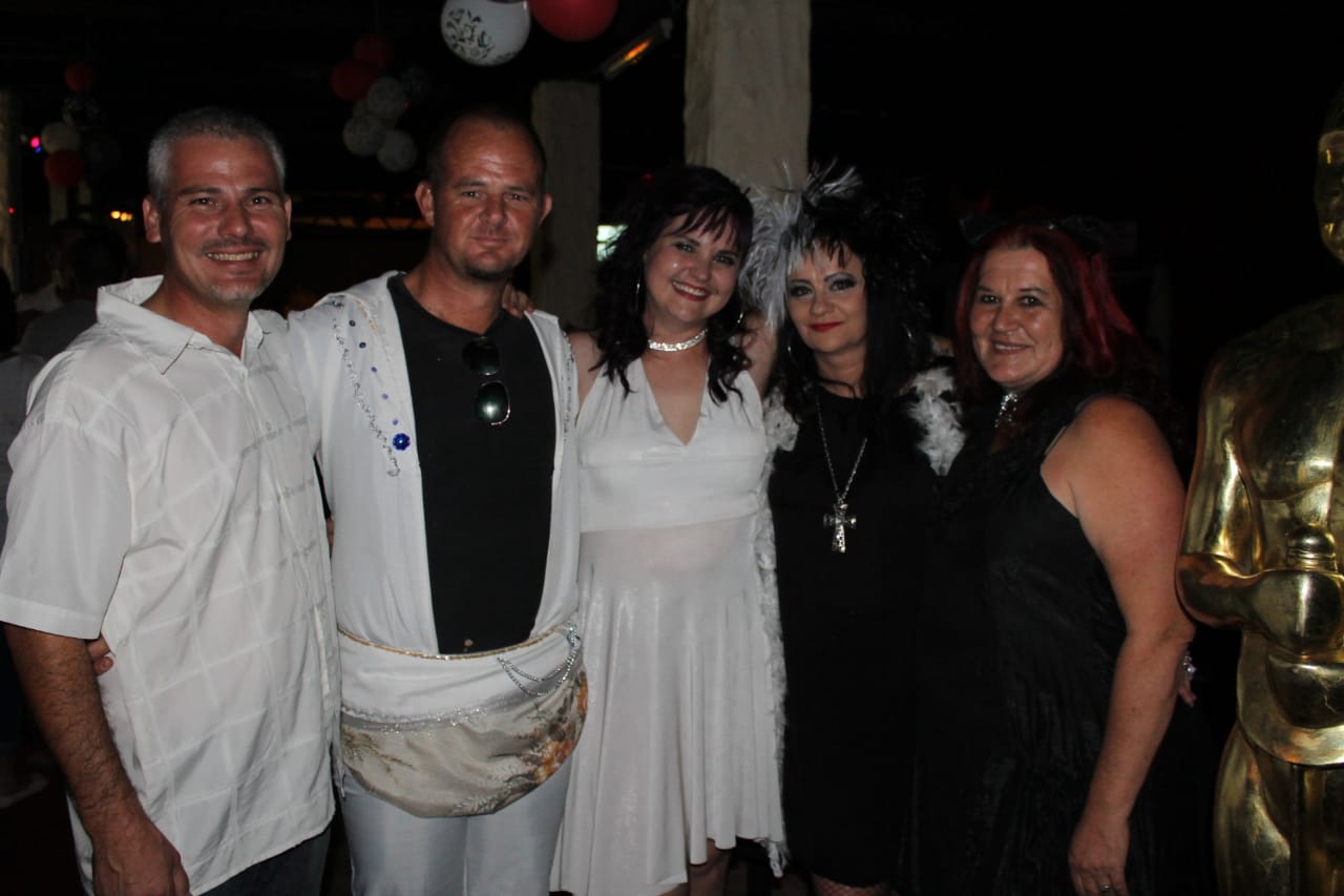 Errol van Niekerk (PAWS bestuurder), Etienne Janse van Vuuren, Zalizna Smit (PAWS vrywilliger), Lisa Brink en Michelle Swart (PAWS personeel).  Foto: Verskaf