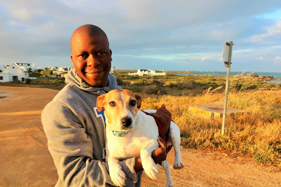 Koos met ou Julie, die hond wat eers aan Dana Snyman se verloofde Anette behoort het. Die hondjie is aan Koos gegee na Anette in 2017 oorlede is. Foto: FACEBOOK / Dana Snyman Skrywer