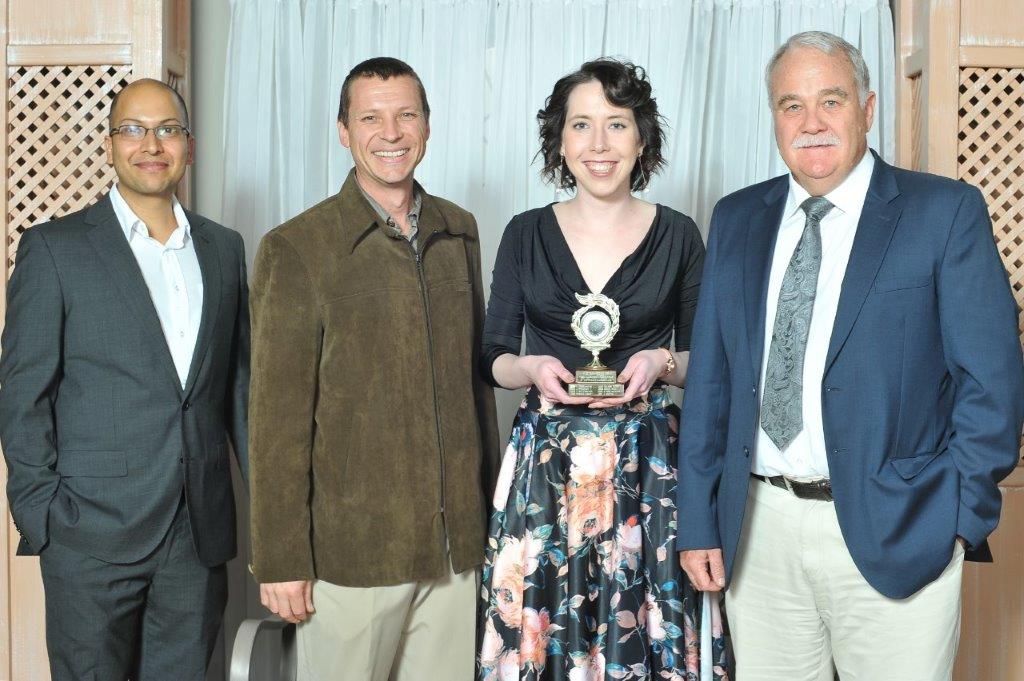 Ansoné het ʼn toekenning by die NWU se Sentrum vir Bedryfswiskunde en Informatika (BWI) ontvang vir die deursettingsvermoë wat sy tydens haar navorsingsprojek getoon het. Hier is sy saam met personeel en die direkteur van die BWI.