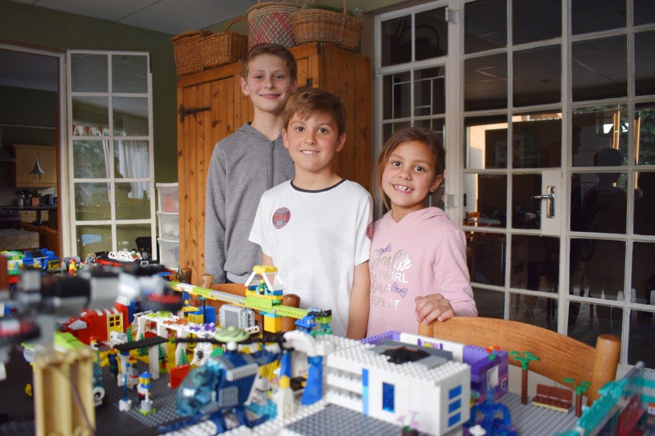 Van links: Philip Gricius (Gr. 6), Franco Kotze (Gr. 2) en Lienke Kotze (Gr. R), drie van die leerders wat help bou het aan die Lego-stad. Foto: Marianke Saayman