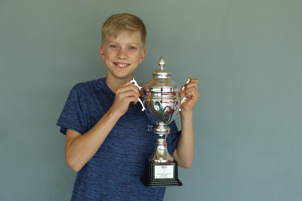 Reuben de Klerk staan trots met sy nuutste enkelspel trofee wat hy by die Growthpoint Super 8-toernooi in Johannesburg gewen het.