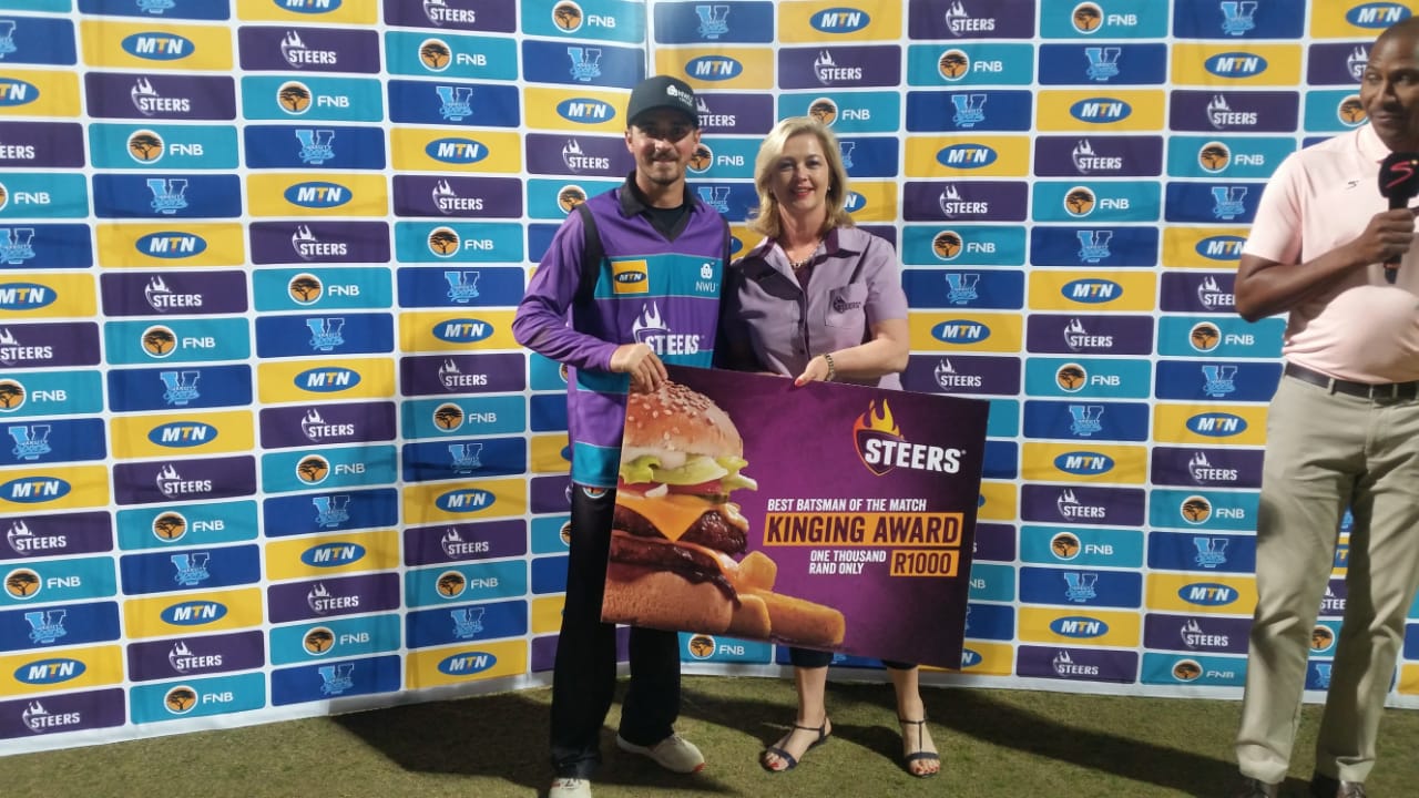 Louren Steenkamp receiving the Steers best batsman award.