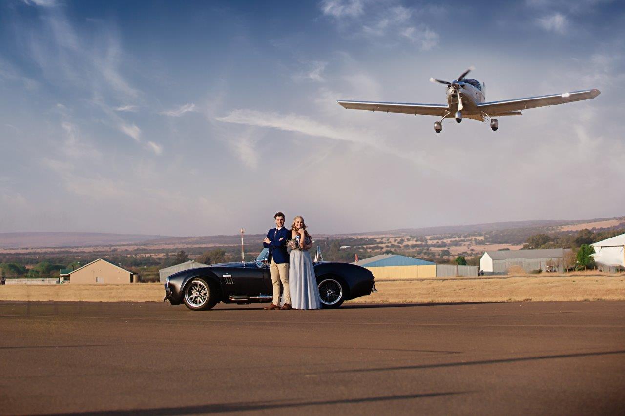 Kaylen Kroese van Volkies en haar metgesel se foto's is by die vliegveld geneem. FOTOGRAAF: Natasha Brits van Cooltekiekies