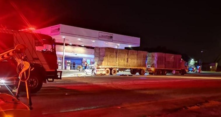 Die ongelukstoneel by 'n vulstasie op die N12 naby Fochville. Foto: ER24