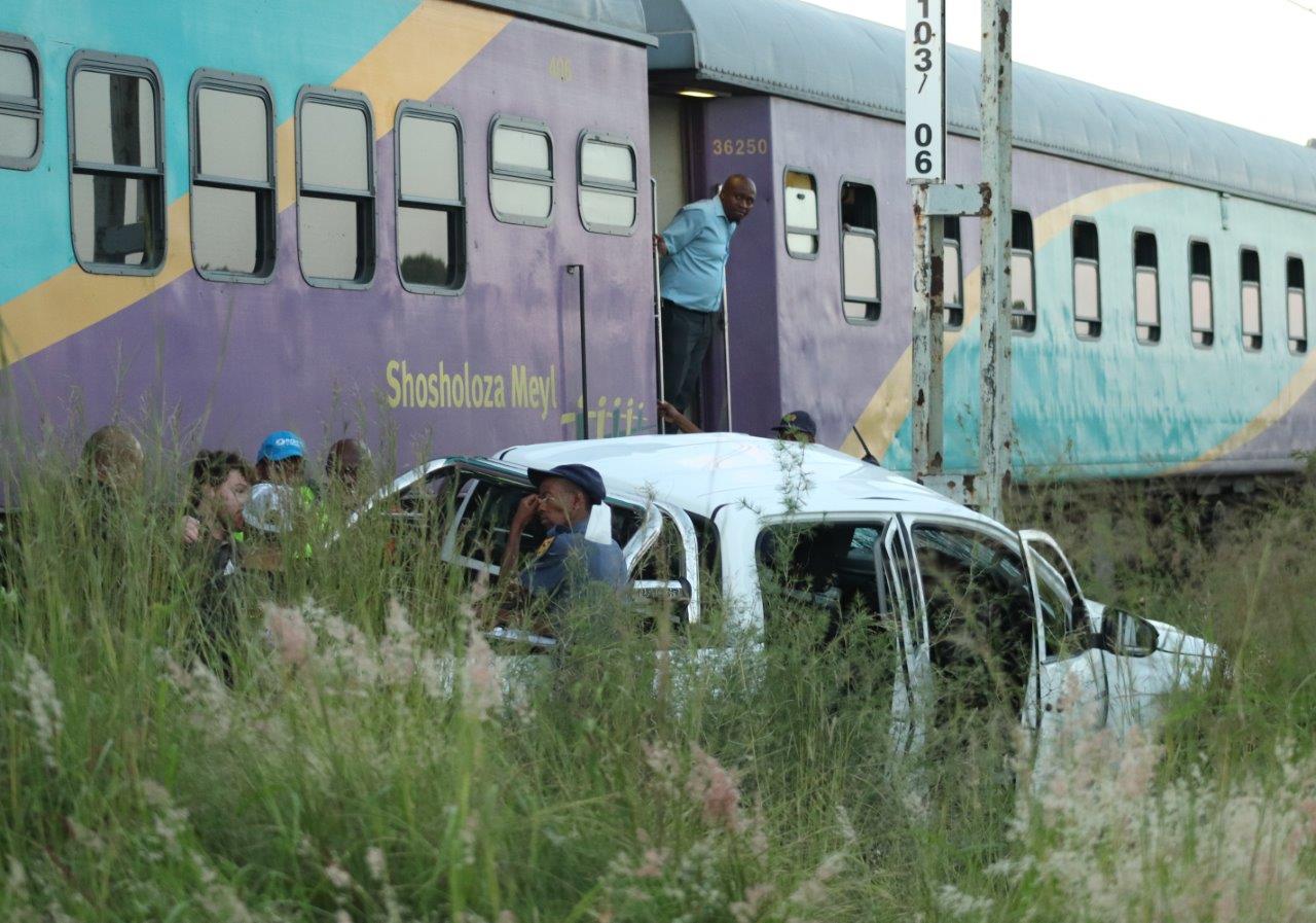 Die toneel van die ongeluk by die treinspoor naby Potch Dam vanmiddag waar 'n Shosholoza-Meyl trein 'n bakkie getref het. Foto: Wouter Pienaar