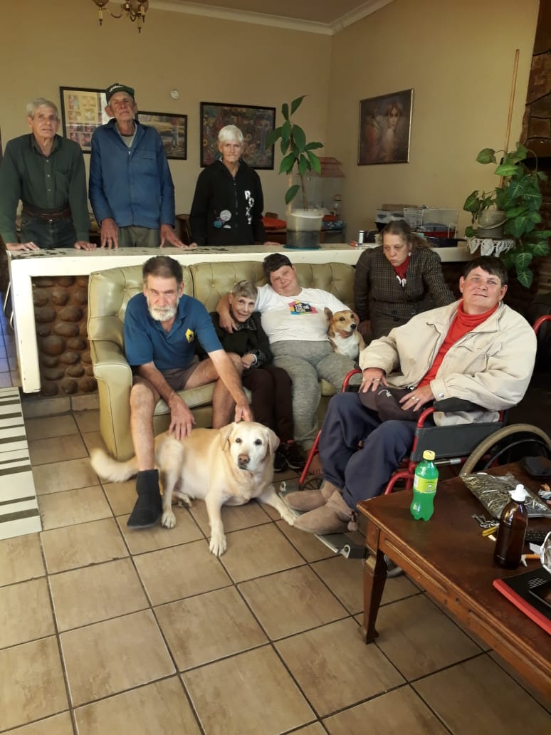 Die Witrand psigiatriese hospitaal se pasiënte wat tans in die droomhuis in Kampstraat bly. Weens die Covid-19 uitbraak by Witrand gaan die inwoners nie nou in Junie terugskuif nie. Foto: Verskaf