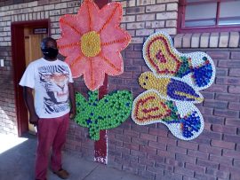 Trinity Assegai van Olifantshoek by kunswerke wat met botteldoppies gemaak is.