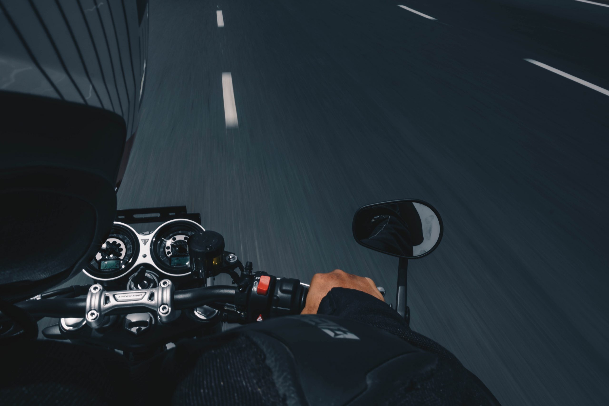Motorfiets Ryer Motorfietsryer dood nadat hy kantspieëltjie van motor tref ...