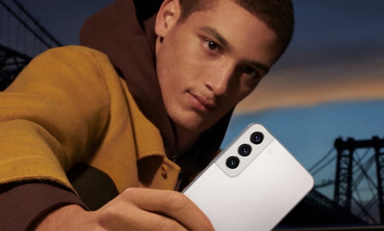 013_galaxys22_galaxys22plus_lifestyle_kv_baseplus_-male_1p_rgb