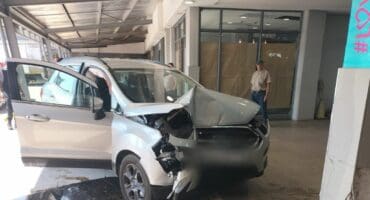 Motor wat deur die winkelsentrum, Canal Crossing geploeg het. Foto: Mooirivier Beskerming.