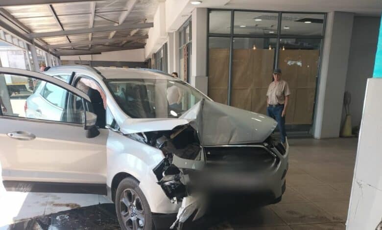 Motor wat deur die winkelsentrum, Canal Crossing geploeg het. Foto: Mooirivier Beskerming.