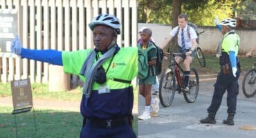 Manuel Lebiletso (36) makes sure that everyone is safe at the signal crossing that hundreds cross daily. Photo: Wouter Pienaar.