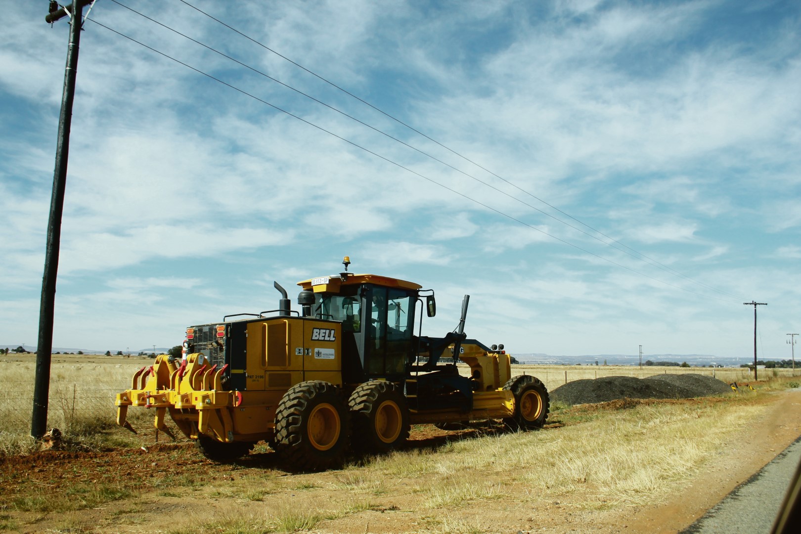 Die stootskraper wat Maandag by die sinkgat-pad gesien is.