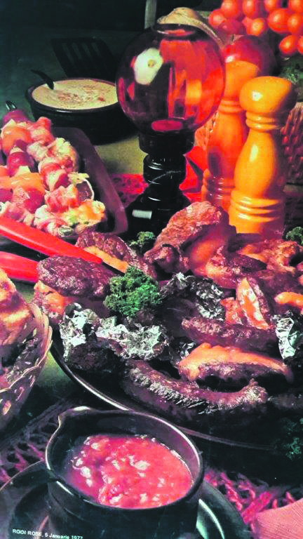 Russiese wors en vrugtekebabs, lendeskywe met kaas gevul en braaisous.