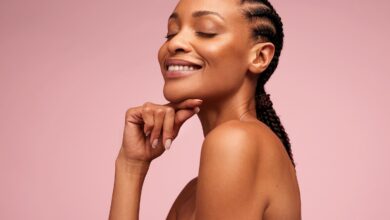 Close,Up,Of,Beautiful,Woman,With,Hand,On,Chin.,African
