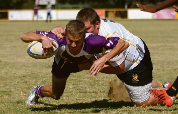 Hugo Terblanche duik oor vir sy drie. Foto: André du Toit