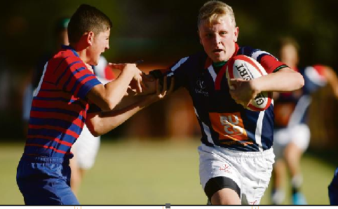 Cameron Brits, bulflank van die Hoërskool Transvalia se o.14-rugbyspan, bars oor die voordeellyn in die span se eerste ligawedstryd teen die Hoërskool Oosterlig. Valia het maalvleis van die besoekers gemaak. Die wedstryd is vroeg gestop toe die tuisspan met 52-0 voorgeloop het. Foto: Ettienne van Rensburg