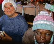 Inwoners van Kakana Mental Care Centre in Homer met hul mussies en kolwyntjies.