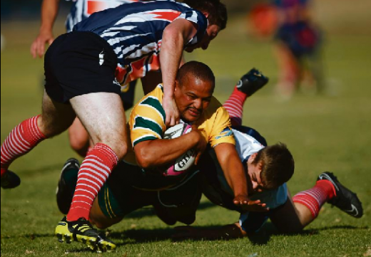 ’n Speler van East Rand United (ERU) se eerste rugbyspan word deur twee verdedigers van die Sasolburg Cobras se eerste span vasgevat. ERU het dié klipharde kragmeting in die Valke se Merlin-liga met 35-22 gewen. Foto’s: Ettienne van Rensburg