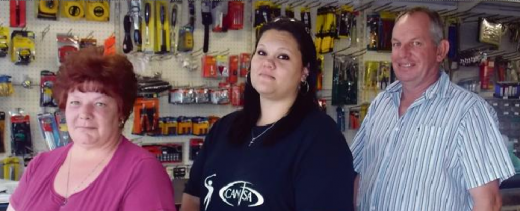 Die span van Sarel's Hardware wat met hul kliënte saamgespan het om geld vir Cansa in te samel, is van links: Estelle Nel (bestuurderes), Charné de Jager (Cansa-vrywilliger) en Sarel Brits (eienaar van die onderneming).