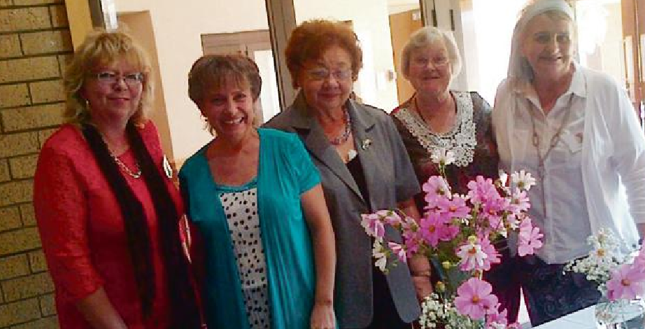Lede van die Dink en Doen-damesklub in Vanderbijlpark het by die April byeenkoms 'n "kreatiewe-oggend" saam met Liesl en René van Creativity Art & Craft Supplies geniet. Die dames het oulike en praktiese wenke en idees gekry vir die maak van kaartjies, koeverte en gebosseleerde papier.Gasvrouens wat gesorg het vir heerlike pannekoekies met vulsels by die tee, is van links: Elna Brink, Anjama Goldie, Bettie Brits, Ceciel Britz en Estelle Geyger. Dink en Doen vergader elke tweede Dinsdag van die maand by die NG Driehoek-kerksaal in Stuttafordstraat, Vanderbijlpark. Lede en gaste is welkom. Skakel Louise by (016) 932 1629 of Dina by (016) 932 2906 vir meer besonderhede. Foto:Soekie Burger