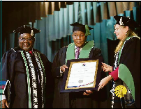 Kaizer Chiefs Chairman Kaizer Motaung (center) received the Chancellor’s Medal from the Vaal Triangle Campus of the North-West University recently. The rector at the Vaal Triangle Campus, Prof Thanyani Mariba, indicated that the Chancellor’s Medal is the highest award given to a non-academic person by the North-West University.