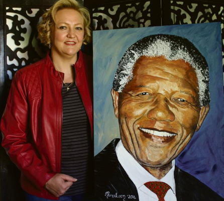 Marcoleen Britz van Vanderbijlpark met die kunswerk van wyle oud-president Nelson Mandela wat sy geskilder het. ’n Groot eer het haar te beurt geval toe sy deur die Nelson Mandela Metropolitan Art Museum in Port Elizabeth genader is om haar prag-skildery aan hulle te skenk.