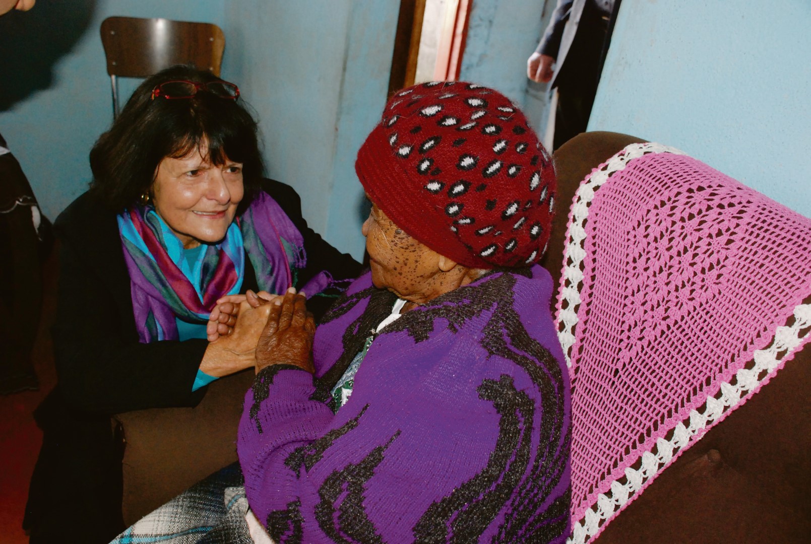 Tersia Cook with Mrs Mothupi at the handing over of the title deed for Mothupi’s house, sponsored by Cook. Photo: Jana Smit, Volksblad.