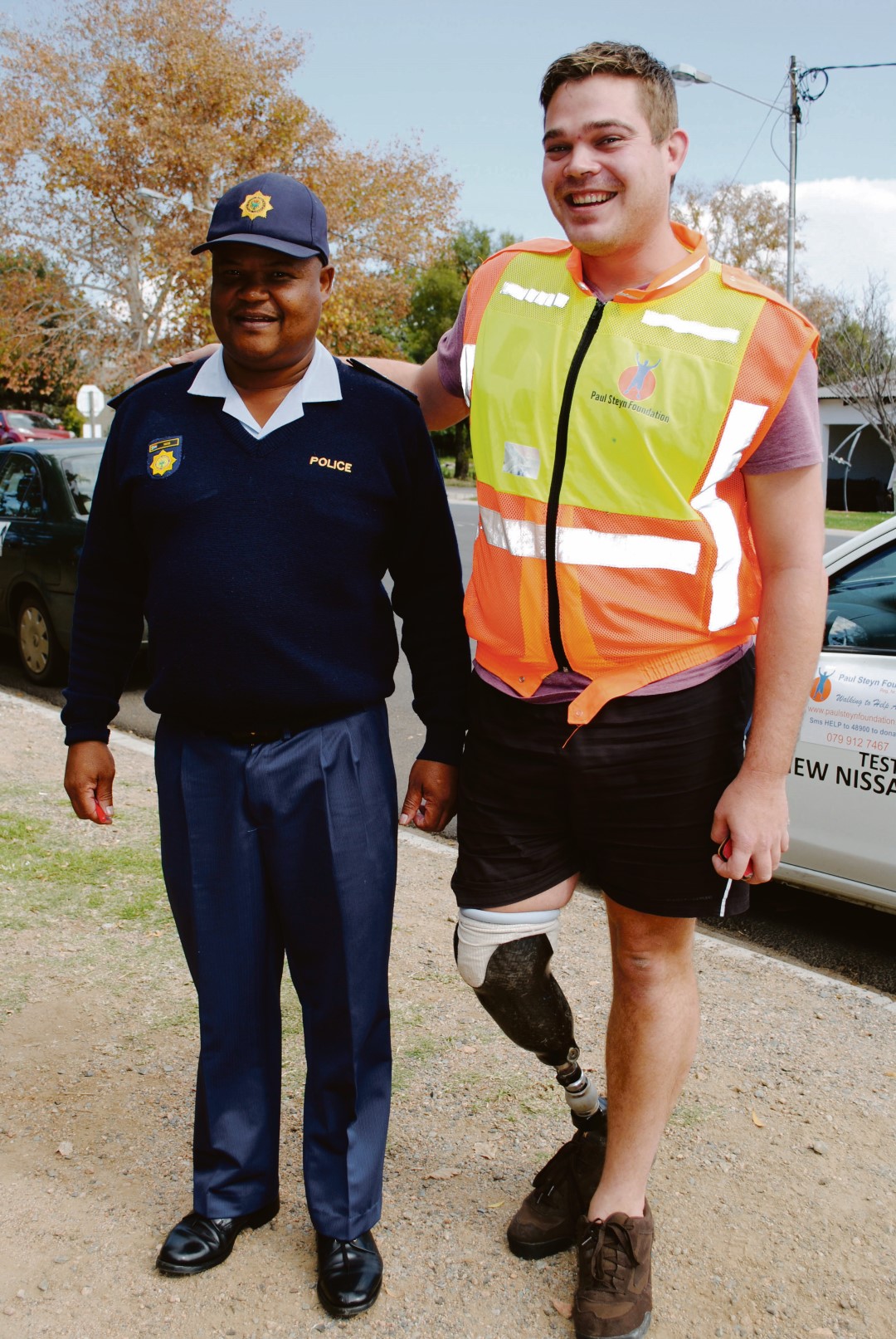 Paul Steyn net voordat hy Maandag by die Parys polisiestasie weggespring het vir sy Vaal to Vaal staptog ten bate van die Paul Steyn Foundation wat mense help wat nie prostese ledemate kan bekostig nie. Paul sou juis Woensdag ’n prostese aan die blinde Annemarie Erasmus in Stilfontein oorhandig het waarvoor hy vroeër fondse ingesamel het. By hom is kapt. Nkoe van die Parys Polisiestasie.