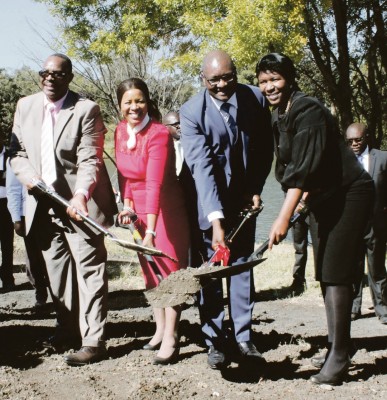 Die eerste sooi van Vaal River City is gespit deur burgemeesters Simon Mofokeng, Gretha Hlongwane, David Makhura en Lerato Maloka. Foto: Lazarus Dithagiso