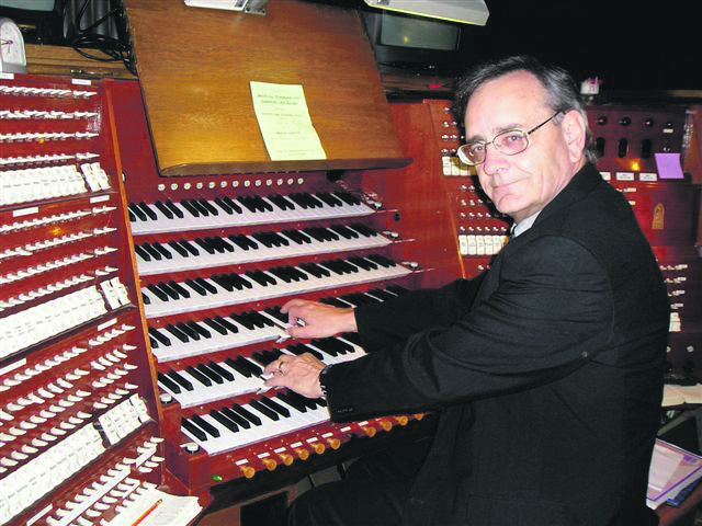 Die welbekende orrelis en musiekkenner, prof. Albert Troskie, wat hierdie naweek optree tydens die 40-jaar viering van die drie-manuaal Fehrle en Roeleveldt orrel in die NG Gemeente Vredefort.