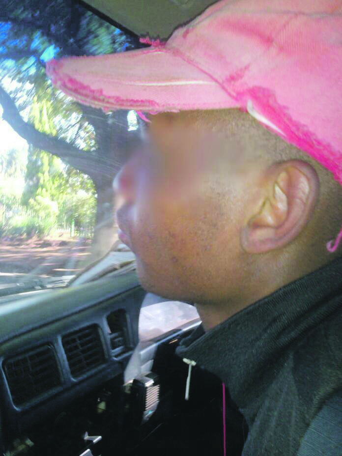 Die verdagte wat in hegtenis geneem is nadat hy probeer het om geld te trek met die student se bankkaart.