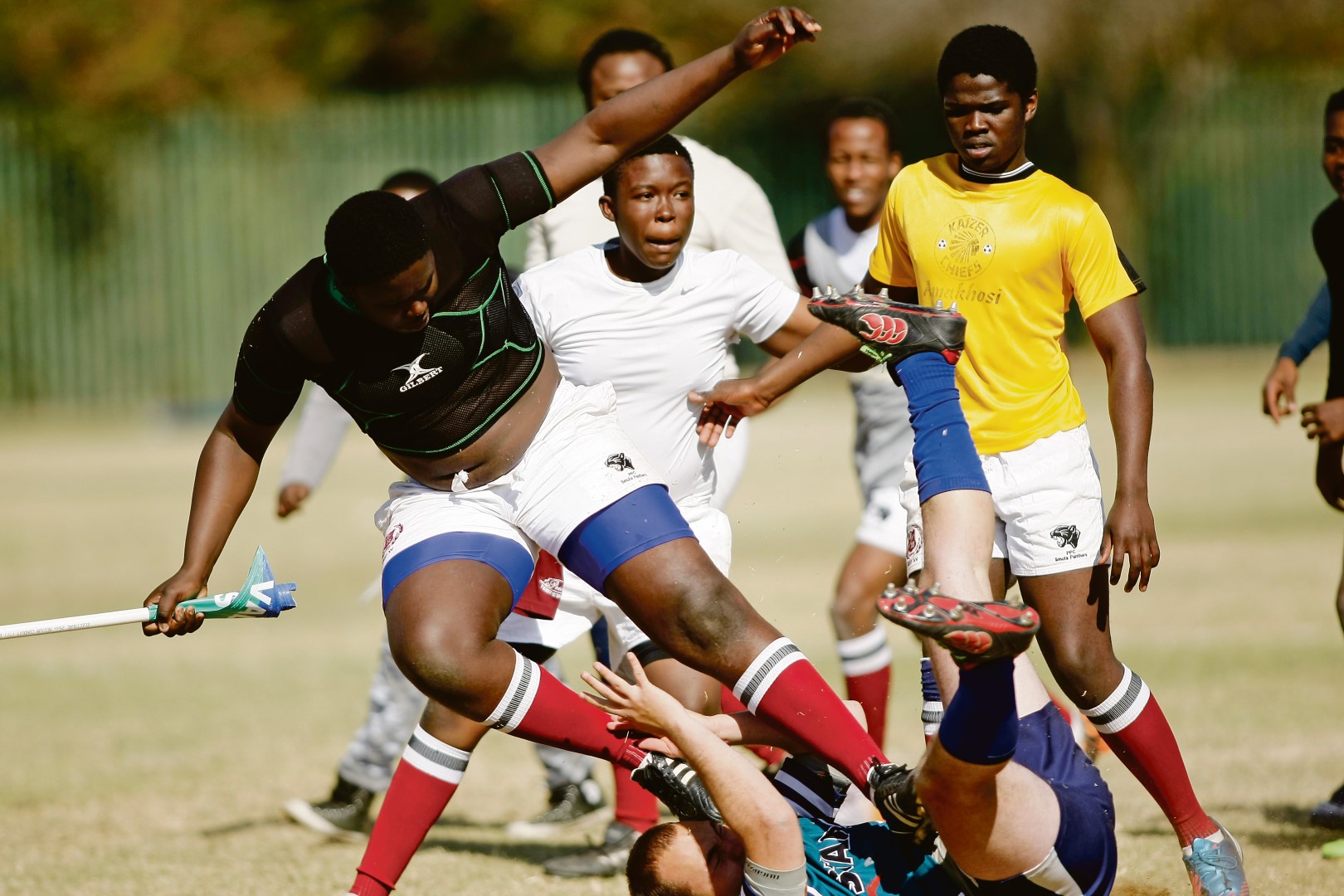 Humeure vlam gereeld op in skole-rugby. ’n Speler van General Smuts High School struikel nadat hy met Kevin Willemse van Overvaal in ‘n struweling was na afloop van die eerstespan-kragmeting tussen Overvaal en General Smuts High Saterdag. Foto: Ettienne van Rensburg.