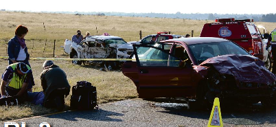 Vaal Emergency Care-personeel behandel die bestuurder van die Volvo op die ongelukstoneel waar Christo Meyer van Vanderbijlpark Donderdag gesterf het. Christo se bakkie kan in die agtergrond gesien word. Foto: Schalk le Roux