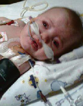 Ver regs: Bella Meyer (6 maande), sterk tans in die intensiewe sorgeenheid van die Netcare Clinton Kliniek in Alberton aan. Sy is op 22 Mei van die asemhalingsmasjien afgehaal en daarna stadig uit sedasie gebring. Sy het Saterdag weer bottel gedrink en die dokter is positief dat sy sal herstel. Foto: Facebook