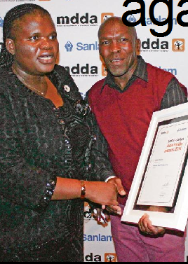 Congratulations to Lazarus Dithagiso, Sedibeng Ster and  Vaalweekblad photo journalist. He made  MooiVaal Media proud -  again - when he won an award during the MDDA Sanlam Best Photographer News of 2014. Here he receives the award from Minister of Communication, Faith Muthambi, a keynote speaker at the awards ceremony hosted at the Emperor’s Palace Hotel over the weekend. Vaalweekblad sports journalist Ettienne van Rensburg  clinched a finalists’ certificate. The minister thanks all journalists from both printing and the broadcasting for showing interest by entering the competition. She said the media is here to keep the government and the communities on their toes as they are the ears, eyes and mouths of the communities adding that the media always reports fairly with honesty and without biasd.
