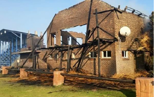 Dit is hoe die klubhuis lyk na die brand geblus is.