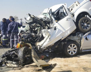 Reddingswerkers moes twee mans uit hul voertuie uitsny na die kettingbotsing op die R59 verlede week waarin ses voertuie betrokke was. Foto: ER24