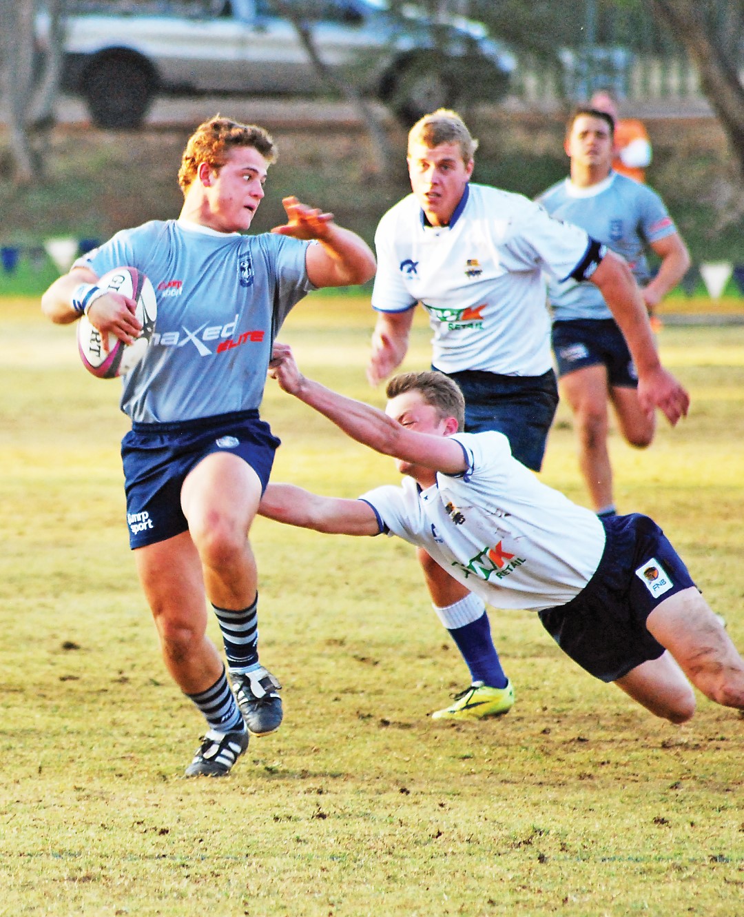 Veltie Vermeulen maak seker niemand vang hom nie. Foto: Dustin Wetdewich