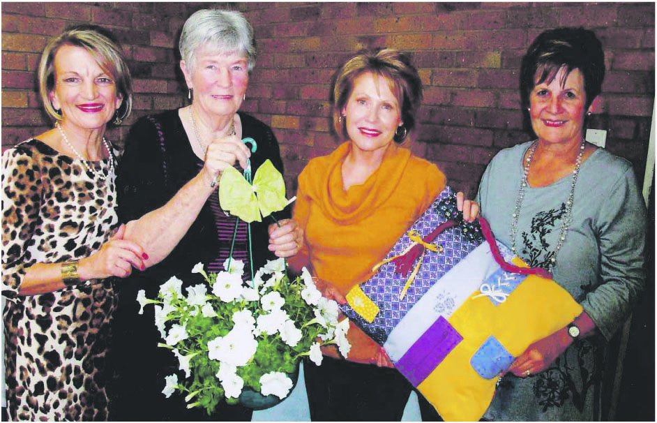Voor van links is me. Leonie Wright (gasvrou), wat me. Kinnie Ysel bedank het vir haar insiggewende praatjie. Cecilia Nel en Elsabe Blom bewonder die vroetelkussing.