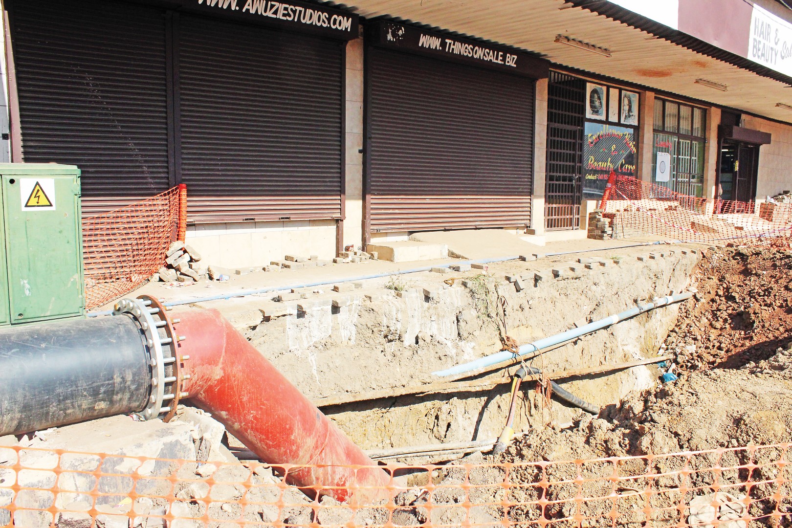 At least four businesses have already closed doors due to the big hole in Union Street, Vereeniging. It has been seven months since construction started. Photo: Laza-rus Dithagiso