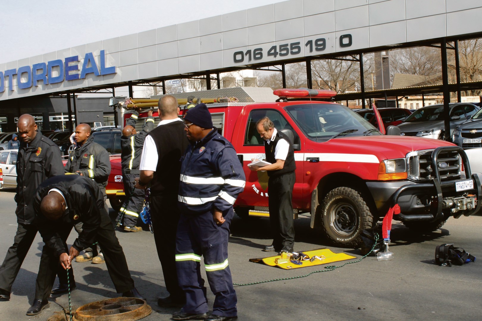 Brandweermanne van die Emfuleni Plaaslike Munisipaliteit besig om die oorsprong van die petrol-lek te soek. Foto: Carla du Plessis