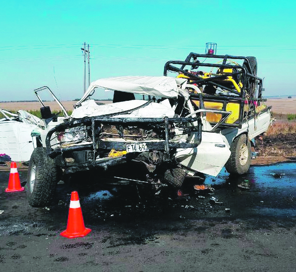 Dit is hoe die minibus waarin Jan Hendrik en sy kollegas gery het, gelyk het na die botsing. Foto: Hoëvelder
