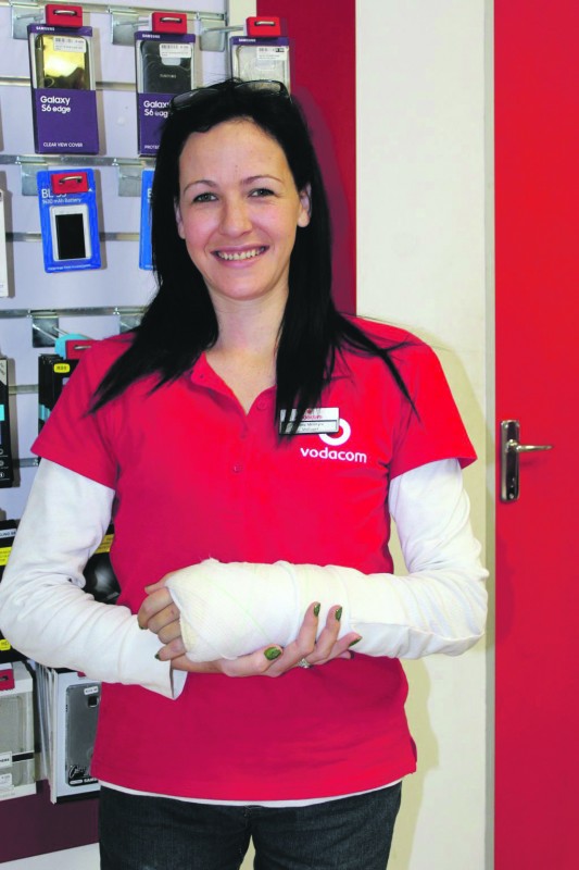 Roxy McIntyre, bestuurder van die Vodacom-tak by President Hyper, is reeds terug by die werk na verlede Maandag se noue ontkoming toe 'n voertuig bo-oor haar bromponie gery het. Foto: Retha Fitchat