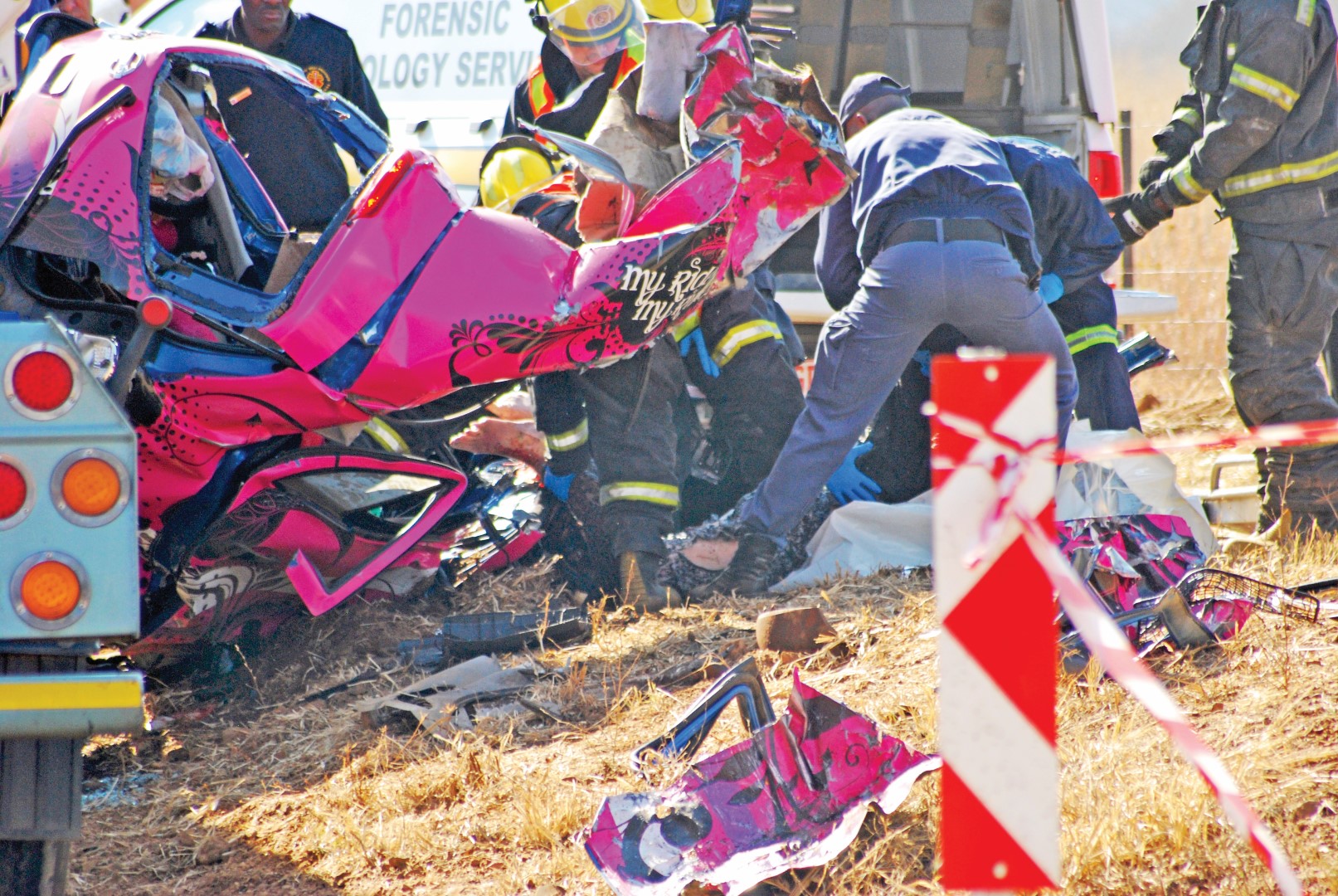 Die brandweer het Bianca teen 11:00 uit die wrak bevry. Foto: Dustin Wetdewich
