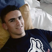 Wyle Brandon van Dyk (18), ‘n jong sakeman van Vanderbijlpark, het Saterdagaand in ‘n voertuigongeluk gesterf toe hy omstreeks middernag beheer oor sy voertuig verloor het by ‘n skerp draai op die Stokkiesdraaipad. Hy was alleen in die voertuig.