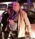 Jan van der Merwe kyk verslae toe terwyl sy huis afbrand. 